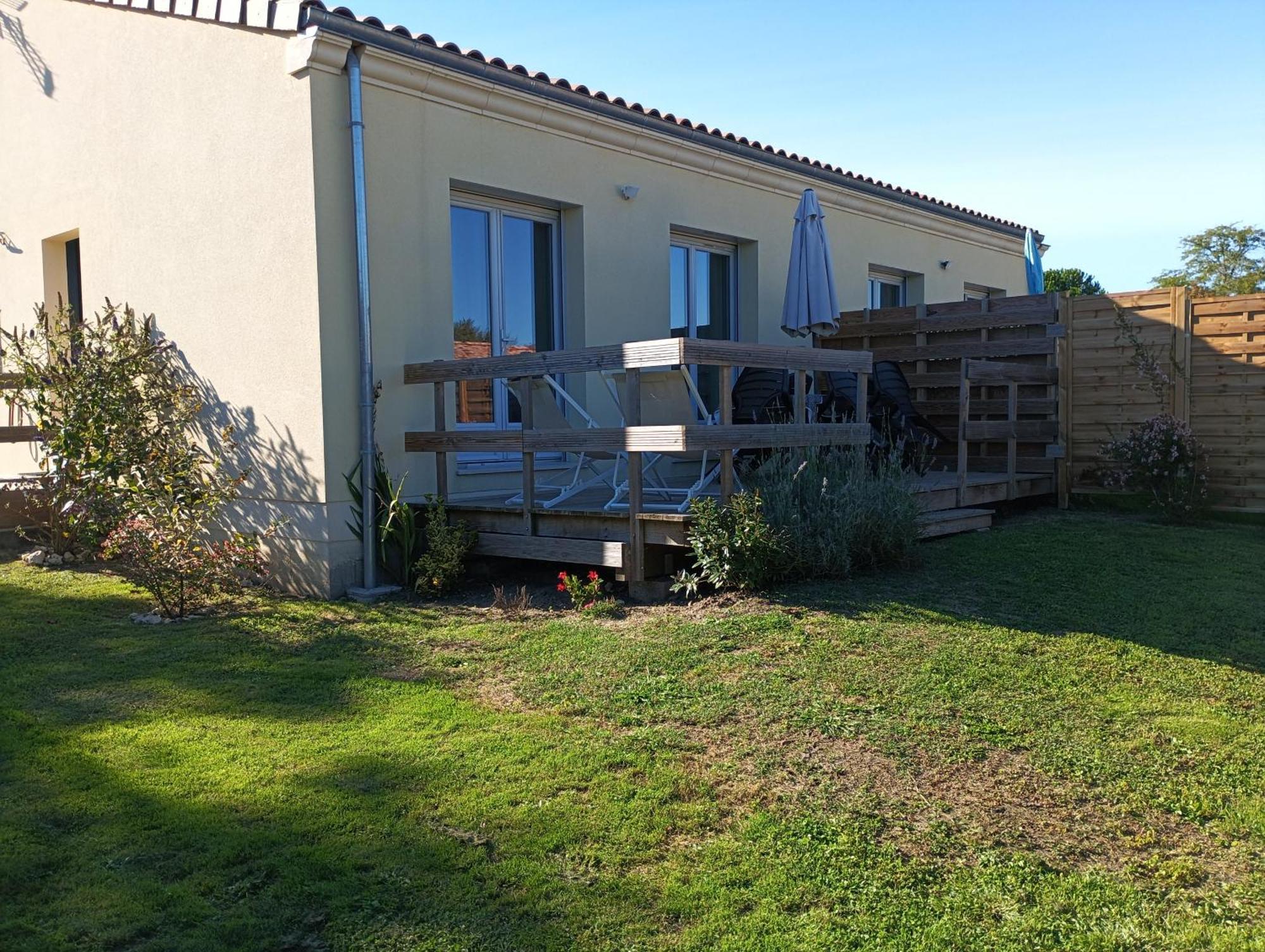 Meuble De Tourisme Classe 3 Etoiles Le Ptit Coin De Soleil - Saint Ciers D'Abzac エクステリア 写真